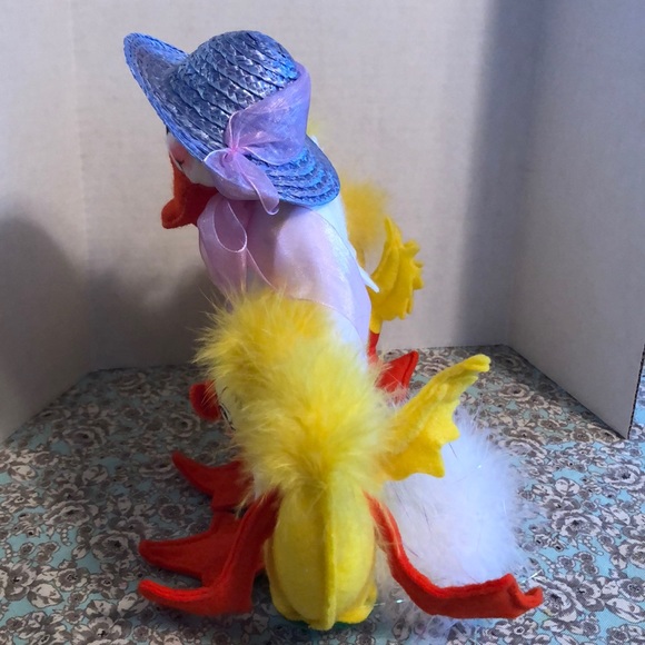 Annalee Mama duck with her three little chicks - Picture 8 of 10